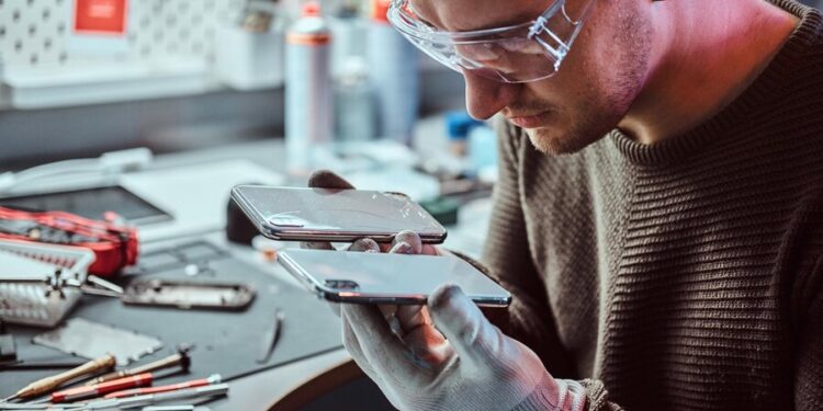 How Mobile Repair Shop Software Assists Business Growth
