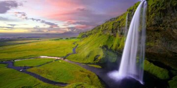 The Role of Technology in Enhancing Travel Experiences in Iceland